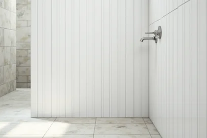 Carrelage mural blanc posé en chevron vertical dans une petite salle de bain pour agrandir visuellement la hauteur de la pièce
