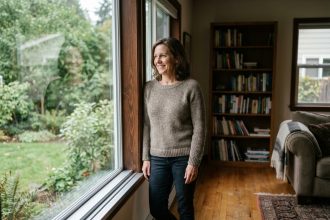 Femme d'âge moyen dans un salon moderne et cosy